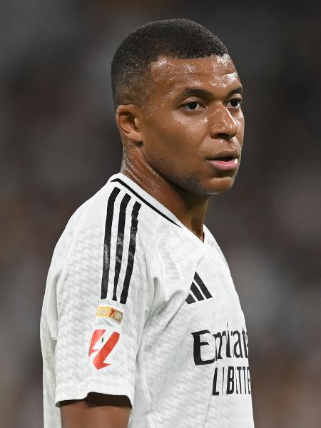 Mbappé em ação com a camisa do Real Madrid durante jogo do Campeonato Espanhol