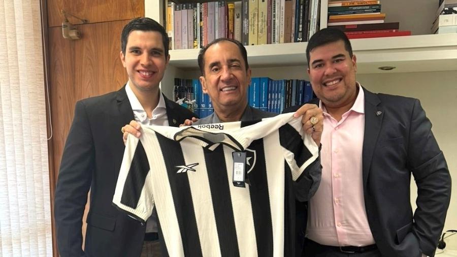 VP Executivo Jonas Marmello e Assessor Executivo Raphael Sá entregam camisa do Botafogo ao senador Jorge Kajuru - Divulgação/Botafogo