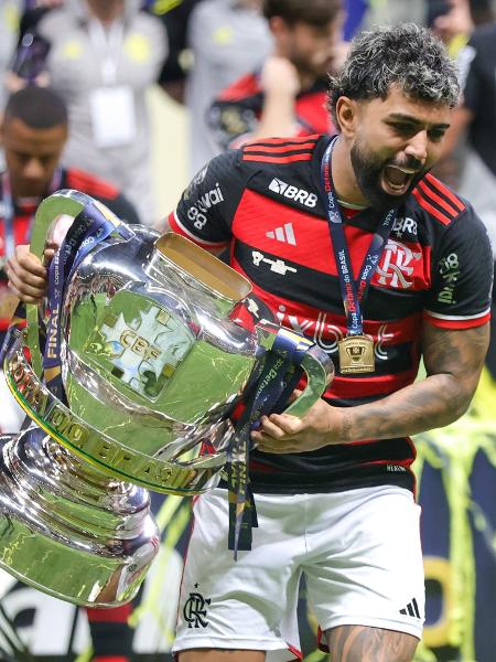 Gabigol com o troféu da Copa do Brasil, conquistado pelo Flamengo sobre o Atlético-MG