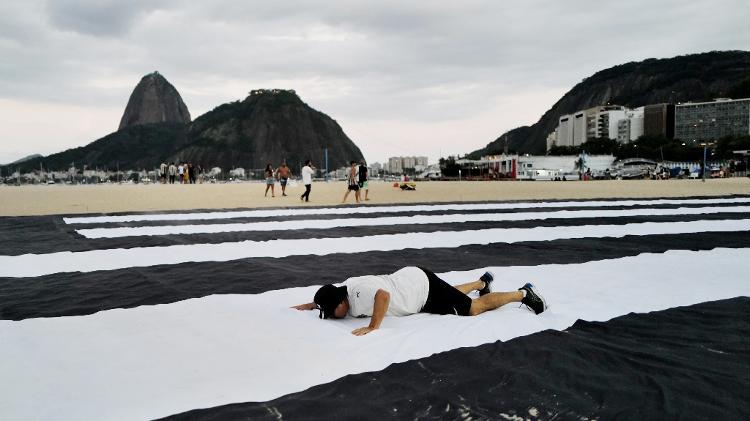 Torcedor comemora título do Botafogo em praia no Rio de Janeiro