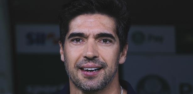 Abel resgata lema e busca selar a paz com a torcida: 'Conto com vocês'