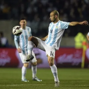 Mascherano afasta perigo da defesa da Argentina em jogo contra o Paraguai - AFP PHOTO / JUAN MABROMATA