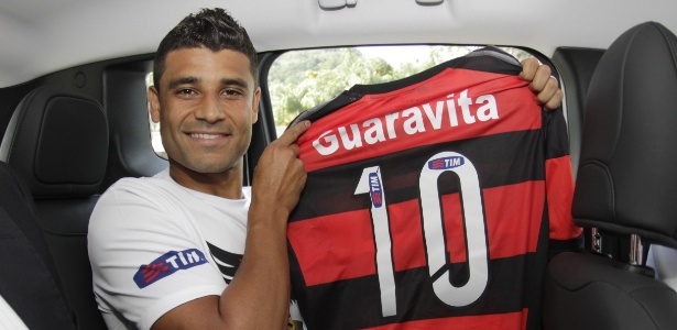 O meia Ederson exibe a camisa 10 do Flamengo na chegada ao clube carioca - Gilvan de Souza/ Flamengo