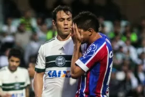 Atacante do Palmeiras é denunciado por expulsão contra Bahia e pode pegar  seis jogos de suspensão