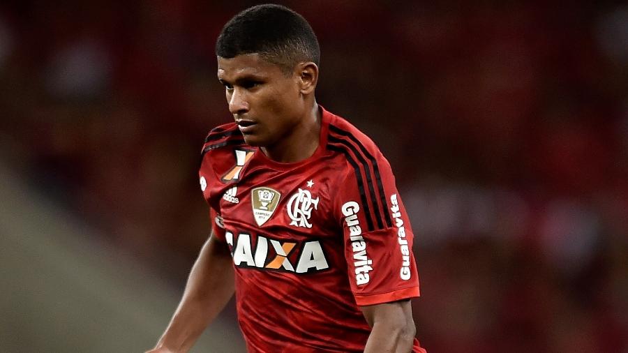 O volante Marcio Araújo em ação pelo Flamengo; jogador também defendeu o Palmeiras - Buda Mendes/Getty Images