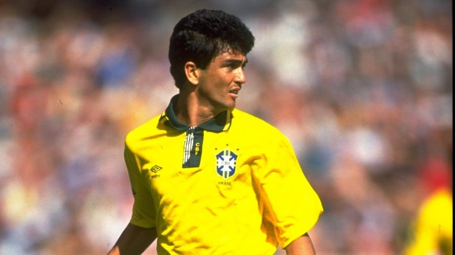 Bebeto em ação durante amistoso da seleção brasileira em 1992; atacante foi artilheiro da equipe nas Eliminatórias para a Copa de 1994 - David Cannon/Allsport