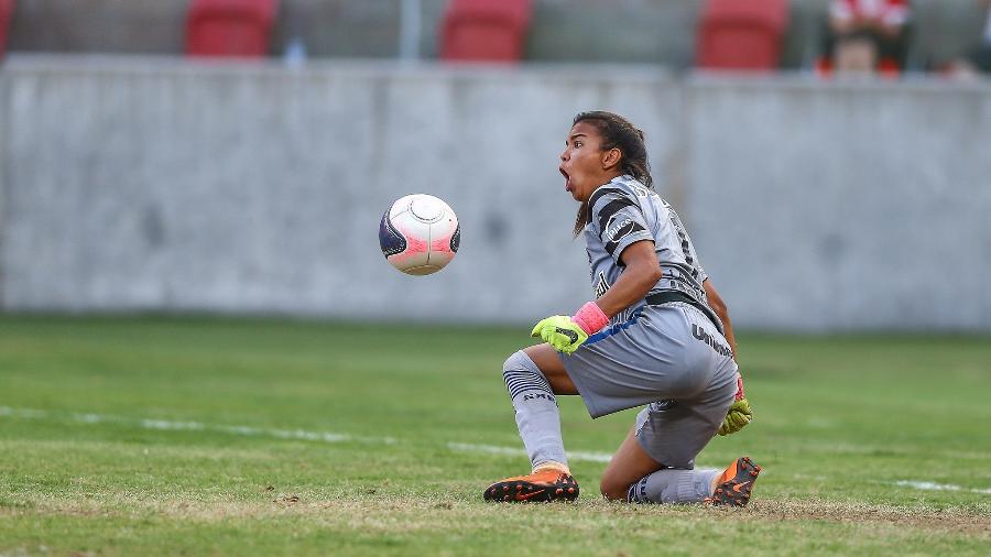 Carlinha defendeu dois pênaltis no Gre-Nal que decidiu o Gauchão feminino de 2018, no Beira-Rio - Divulgação/Grêmio