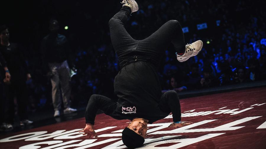 Performance de um dançarino durante o "Paris Battle Pro", campeonato de Breakdance - LUCAS BARIOULET/AFP