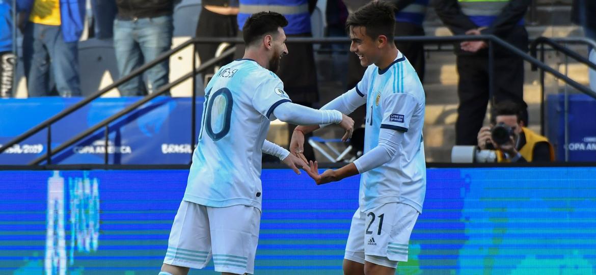 Lionel Messi e Paulo Dybala comemoram gol da Argentina contra o Chile - Nelson Almeida/AFP