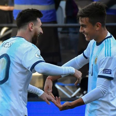 Lionel Messi e Paulo Dybala comemoram gol da Argentina contra o Chile