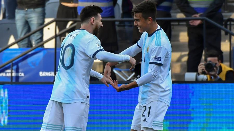 Lionel Messi e Paulo Dybala comemoram gol marcado com a camisa da Argentina - Nelson Almeida/AFP