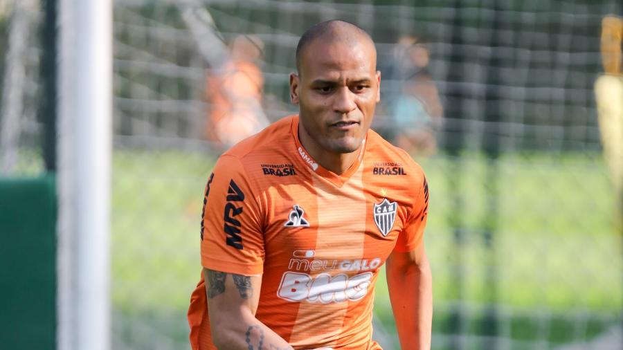 Patric em ação durante treino do Atlético-MG; lateral rescindiu com o clube - Bruno Cantini/Divulgação/Atlético-MG