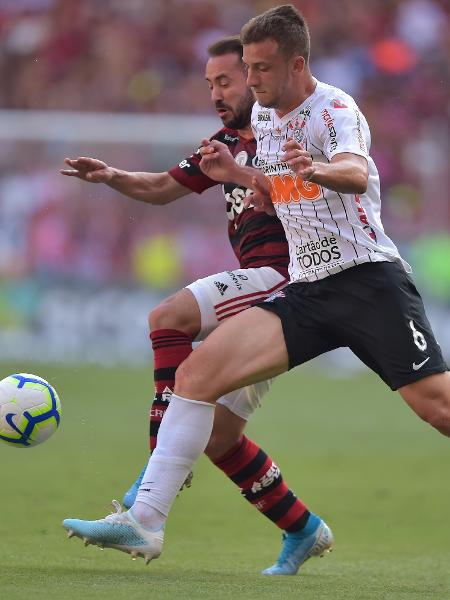 Everton Ribeiro e Carlos Augusto disputam a bola durante duelo Flamengo x Corinthians - Thiago Ribeiro/AGIF