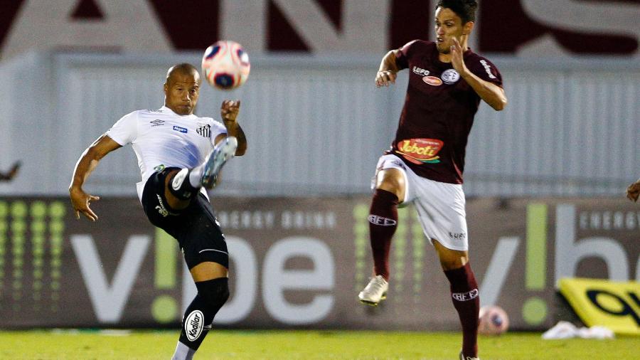 Carlos Sanchez do Santos disputa bola em partida contra a Ferroviária pelo campeonato Paulista - Thiago Calil/AGIF