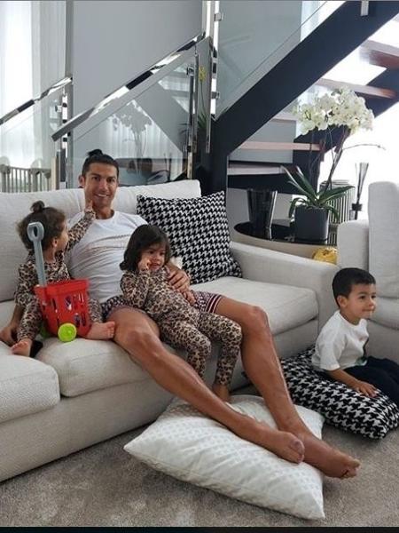 Cristiano Ronaldo com os filhos em casa. O jogador pediu que as pessoas não saiam e ajudem os profissionais de saúde contra o coronavírus - Reprodução/Instagram