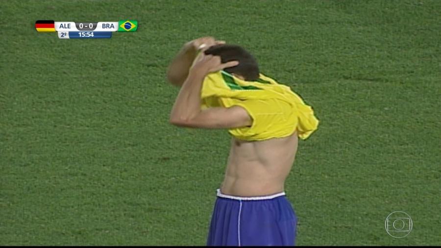 Edmilson se atrapalha ao vestir camisa da seleção durante final da Copa do Mundo de 2002 - Reprodução/TV Globo