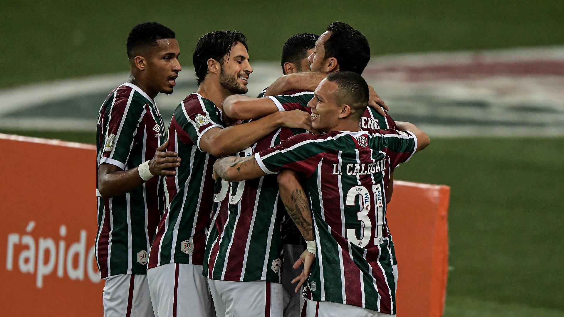 Jogadores do Fluminense comemoram gol marcado por Evanílson, contra o Atlético-GO, pelo Campeonato Brasileiro