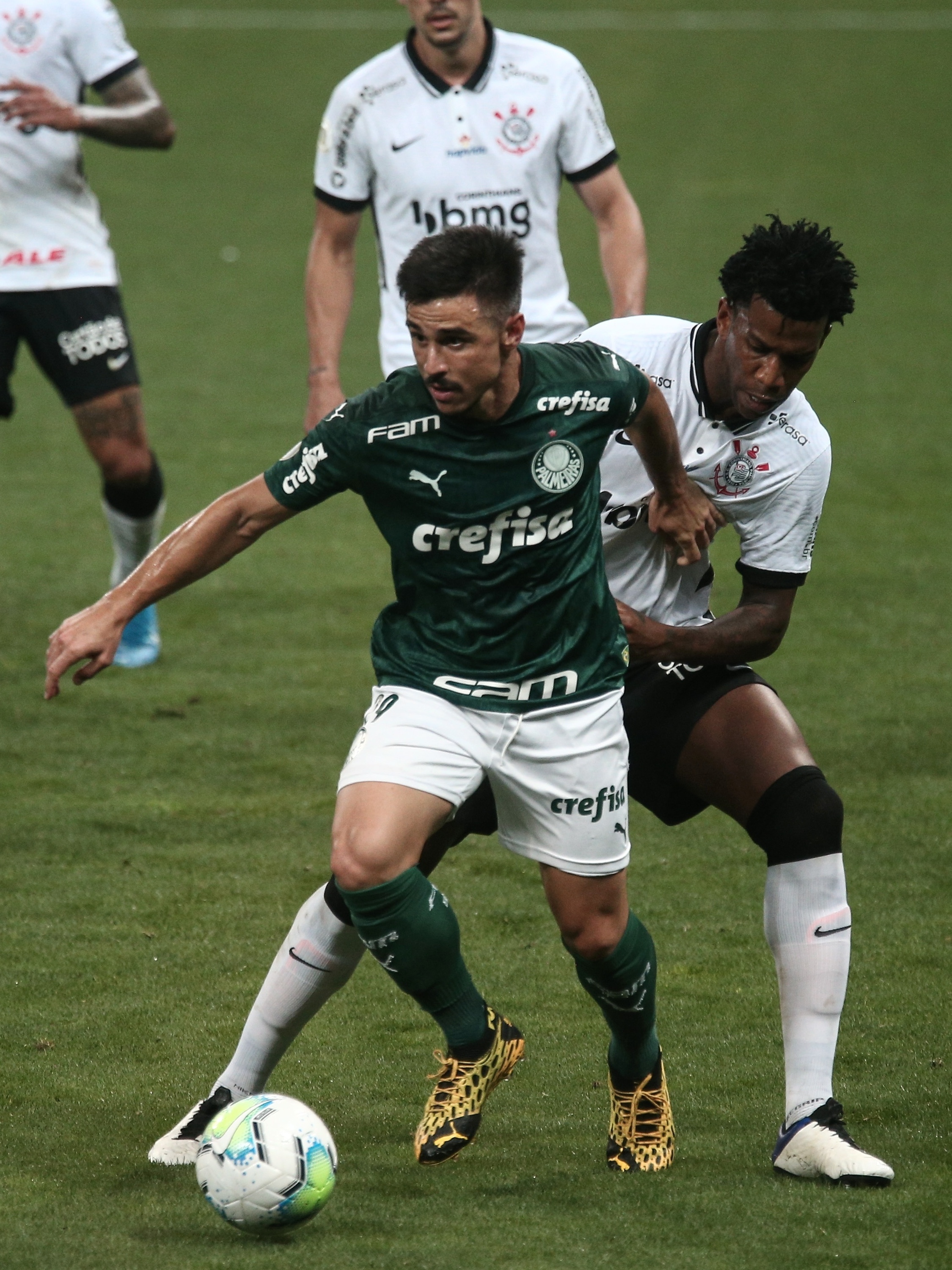 Corinthians bate Palmeiras em 1º jogo da semi do Brasileirão