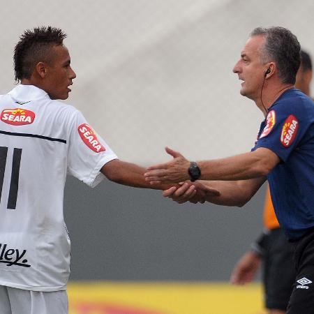 Dorival Junior conversa com Neymar durante partida disputada na Vila Belmiro