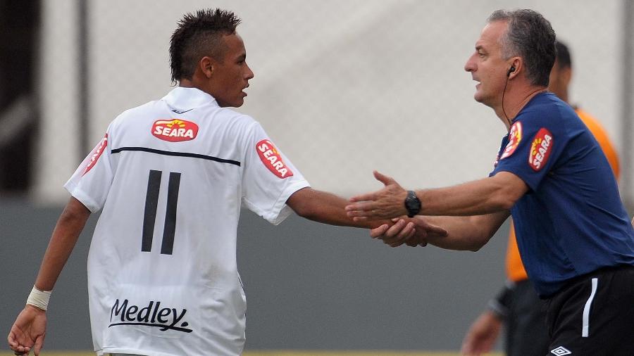 Dorival Junior conversa com Neymar durante partida disputada na Vila Belmiro - Adriano Vizoni/Folhapress, 3558, ILUSTRADA