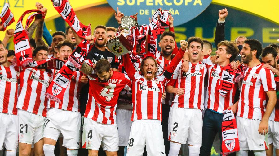 Jogadores do Athletic Bilbao comemoram conquista histórica diante do Barcelona na Supercopa da Espanha - Getty Images