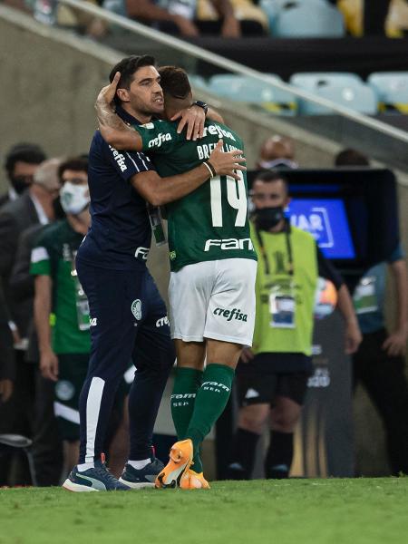 Breno Lopes, do Palmeiras, comemora com o técnico Abel Ferreira gol na final da Libertadores - Jorge Rodrigues/AGIF