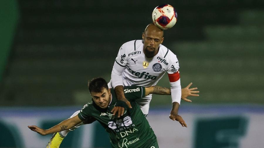 Felipe Melo, jogador do Palmeiras, disputa bola no jogo contra o Guarani, pelo Paulistão - Cesar Greco