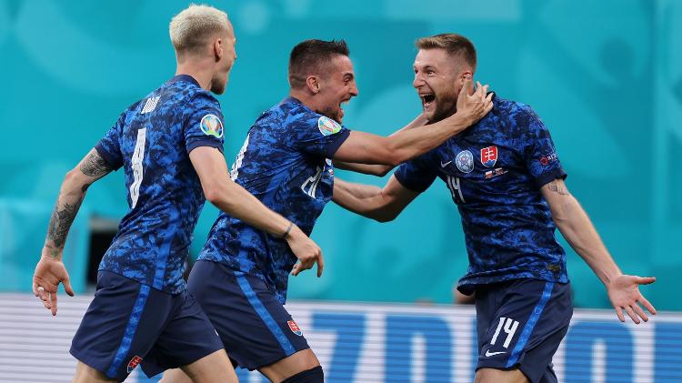 Milan Skriniar (à direita), da Eslováquia, comemora gol marcado sobre a Polônia na estreia da Eurocopa - Joosep Martinson - UEFA/UEFA via Getty Images - Joosep Martinson - UEFA/UEFA via Getty Images