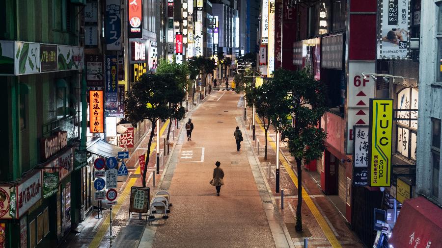 Shinjuku, um dos bairros mais agitados de Tóquio, segue deserto - NurPhoto/NurPhoto via Getty Images