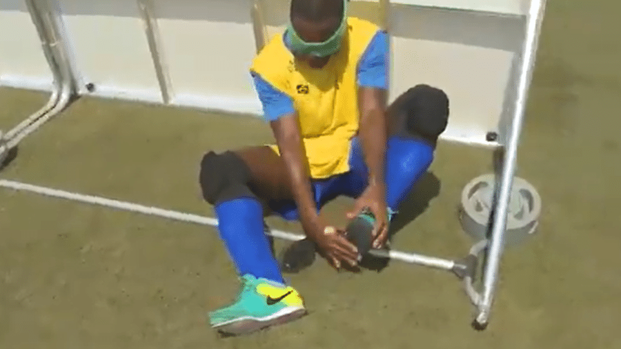 Solado da chuteira de Jefinho descolou durante treino da seleção de futebol de 5 para as Paralimpíadas - Reprodução/Twitter