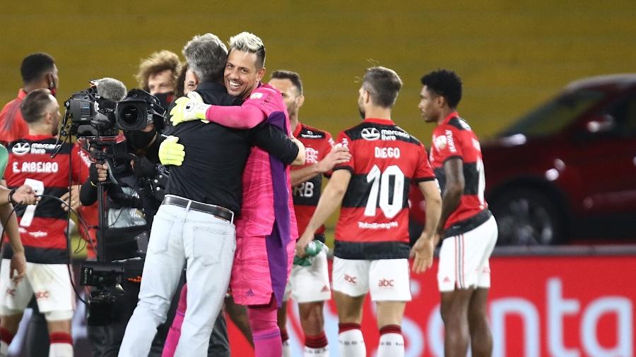 Renato Gaúcho cumprimenta Diego Alves após partida do Flamengo contra o Barcelona-EQU - Staff Images / CONMEBOL