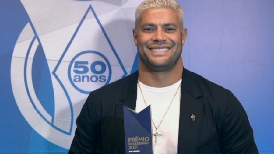 Hulk, do Atlético-MG, ao receber prêmio do Brasileirão - Reprodução/SporTV