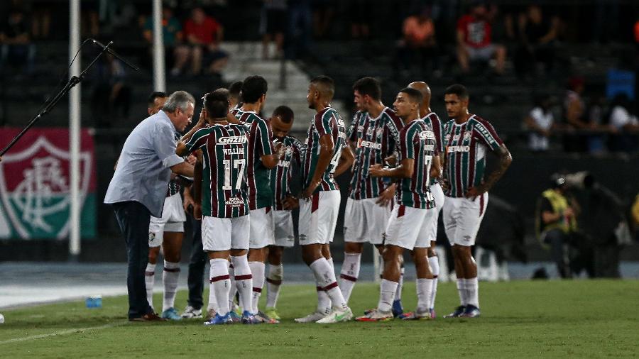 Abel Braga, técnico do Fluminense, conversa com jogadores durante clássico com o Botafogo, pelo Carioca - Lucas Merçon / Fluminense