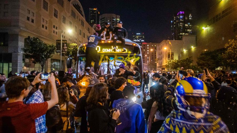 Torcedores do Los Angeles Rams picharam ônibus durante festa nas ruas da cidade - Apu GOMES / AFP