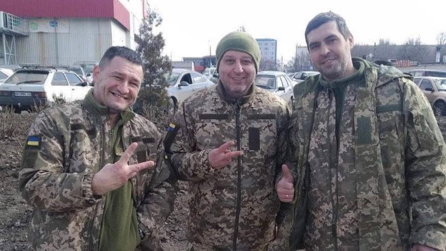 Yuriy Vernydub (centro), técnico do Sheriff Tiraspol, voltou à Ucrânia para defender seu país na guerra - Twitter/@ZoryaLondonsk