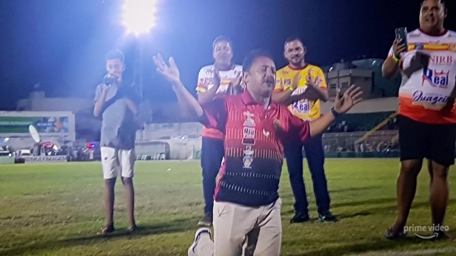 Presidente da Juazeirense cumpre promessa após eliminar Vasco na Copa do Brasil e atravessa campo de joelhos - Reprodução / Amazon Prime