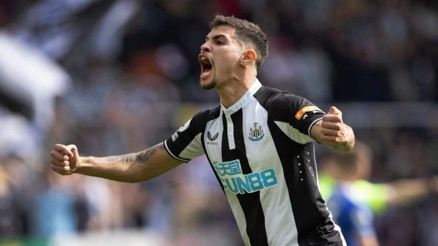 Bruno Guimarães, meio-campista do Newcastle, comemora gol marcado contra o Leicester no Campeonato Inglês - Visionhaus/Getty Images