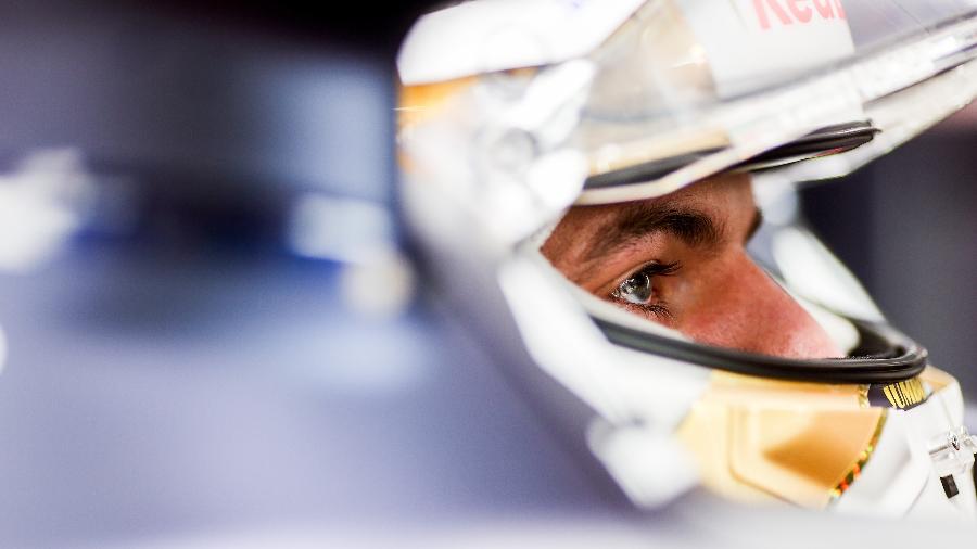 O holandês Max Verstappen no cockpit da Red Bull nesta sexta-feira, em Imola - Peter Fox/Getty Images/Red Bull