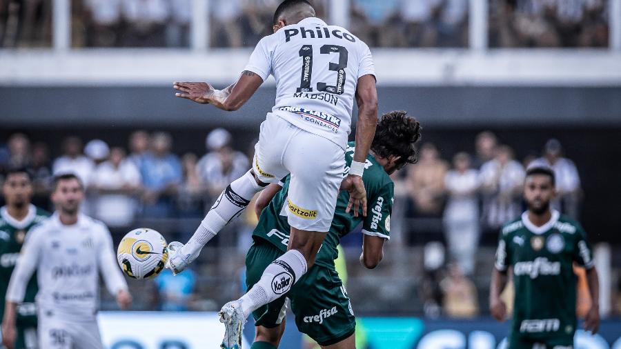 Madson, jogador do Santos, durante partida contra o Palmeiras, na Vila Belmiro, pelo Brasileirão 2022 - Raul Baretta/AGIF