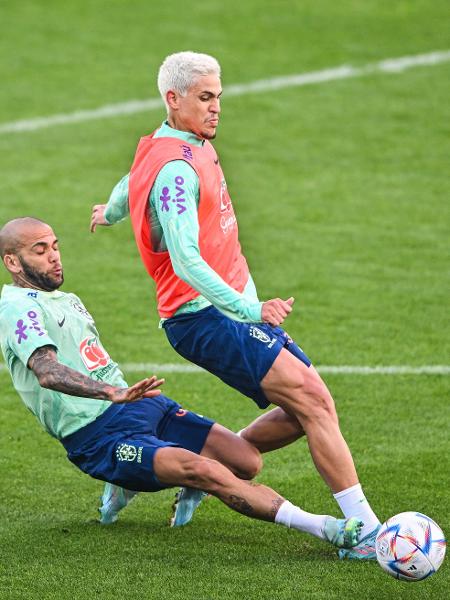 Daniel Alves divide a bola com Pedro em treino da seleção brasileira - Chris Ricco/Getty Images