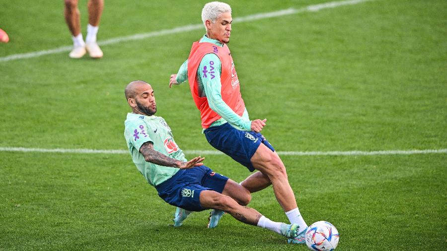 Daniel Alves divide a bola com Pedro em treino da seleção brasileira - Chris Ricco/Getty Images