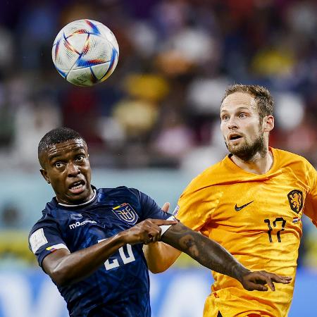 Jhegson Mendez, do Equador, e Blind, da Holanda, disputam um lance em partida da Copa do Mundo - ANP via Getty Images