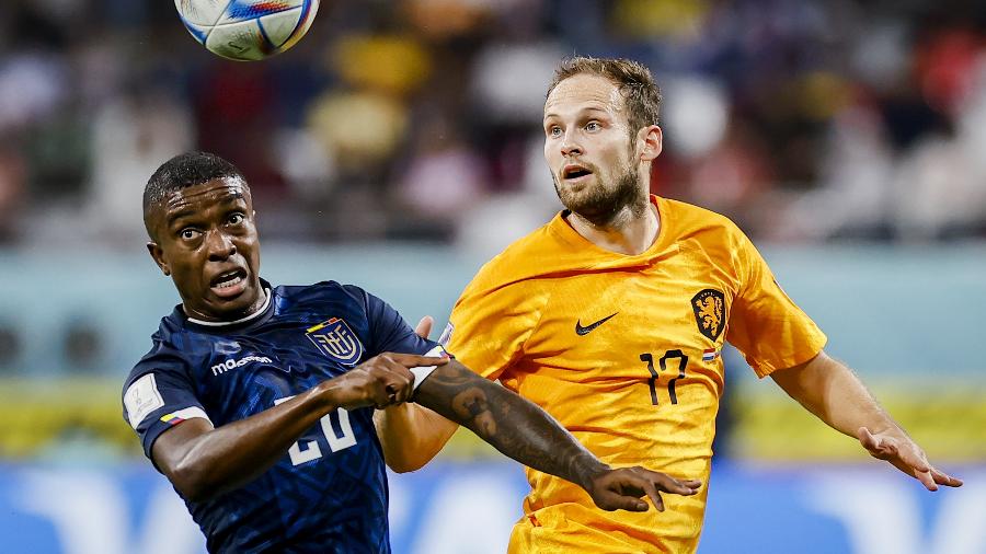 Jhegson Mendez, do Equador, e Blind, da Holanda, disputam um lance em partida da Copa do Mundo - ANP via Getty Images