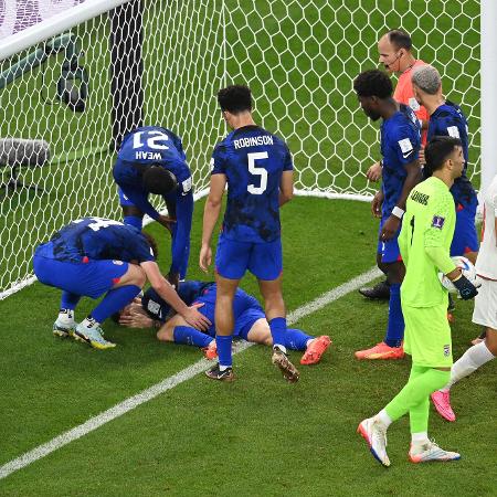 Pulisic se choca com o goleiro do Irã em lance que abriu o placar para os Estados Unidos na Copa - Claudio Villa/Getty Images