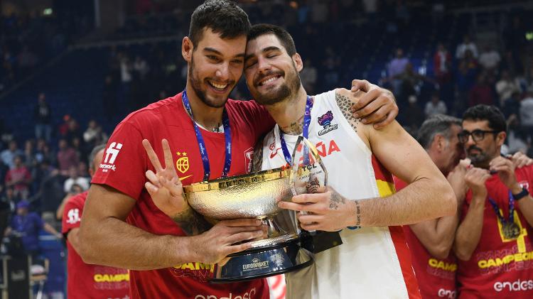Willy et Juancho Hernangómez, d'Espagne, avec le trophée Eurobasket.  - ANNEGRET HILSE/REUTERS - ANNEGRET HILSE/REUTERS