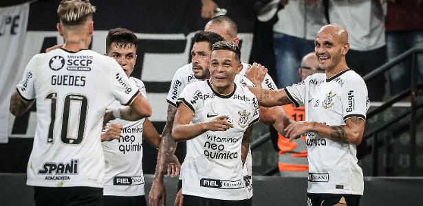 Adson, do Corinthians, comemora gol contra o Botafogo-SP pelo Paulistão