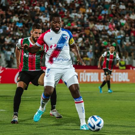 Tinga protege bola durante partida do Fortaleza contra o Maldonado pela pré-Libertadores - Felipe Cruz / Fortaleza EC