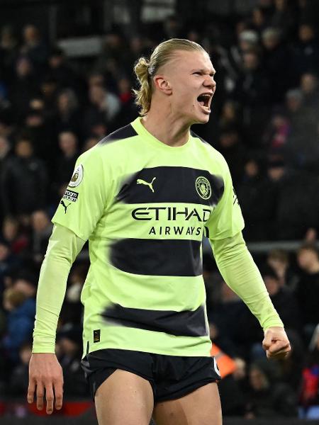 Haaland comemora gol pelo Manchester City contra o Crystal Palace - BEN STANSALL / AFP