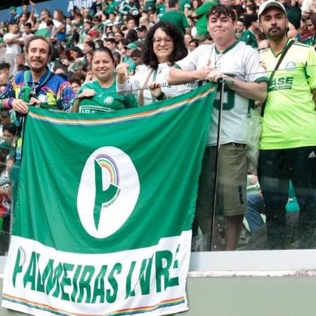 Integrantes do movimento Palmeiras Livre na final do Paulistão Feminino de 2022 - Pri Fiotti/Ag. Paulistão/Centauro