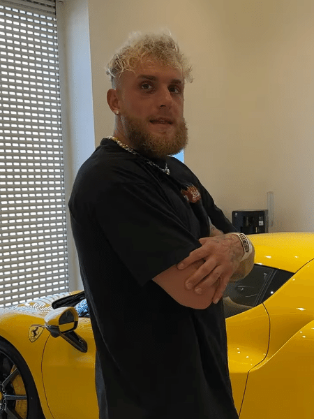 Jake Paul com sua nova Ferrari 296 GTB - Reprodução/YouTube